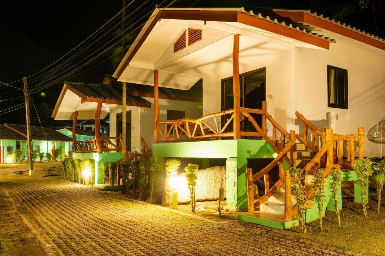 One More Night Beach Resort Baan Khai Exterior foto